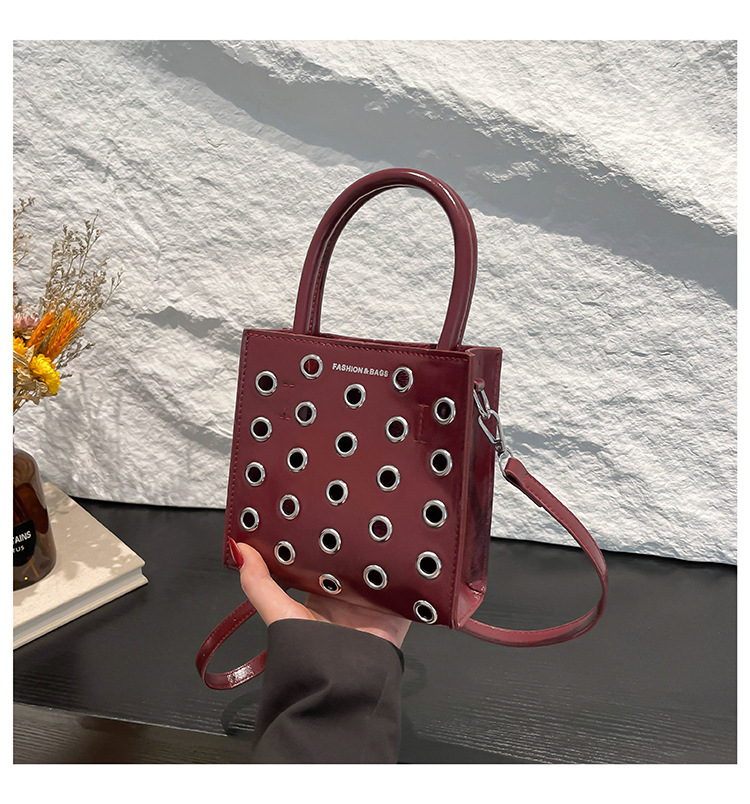 Bolsa punk europea y americana para mujeres 2026 nuevo retro remaches agujeros bolsos cuadrados de viaje ocio mochila de hombro