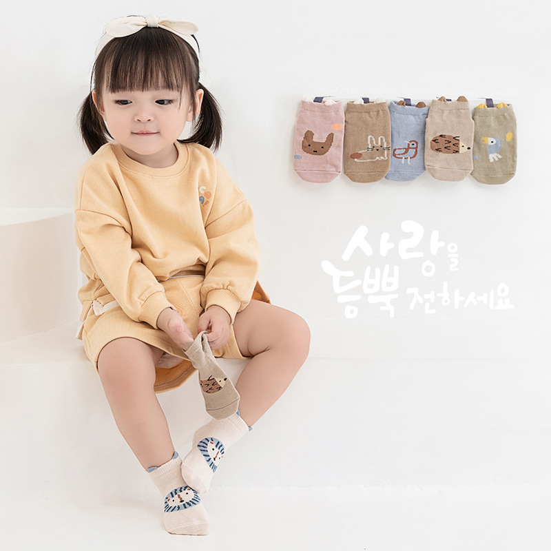 韓国版の立体滑り止めの赤ちゃんのステップの靴下の乳幼児の子供の点のゴムのトランポリンの靴下の簡単な筆の漫画の床板の靴下