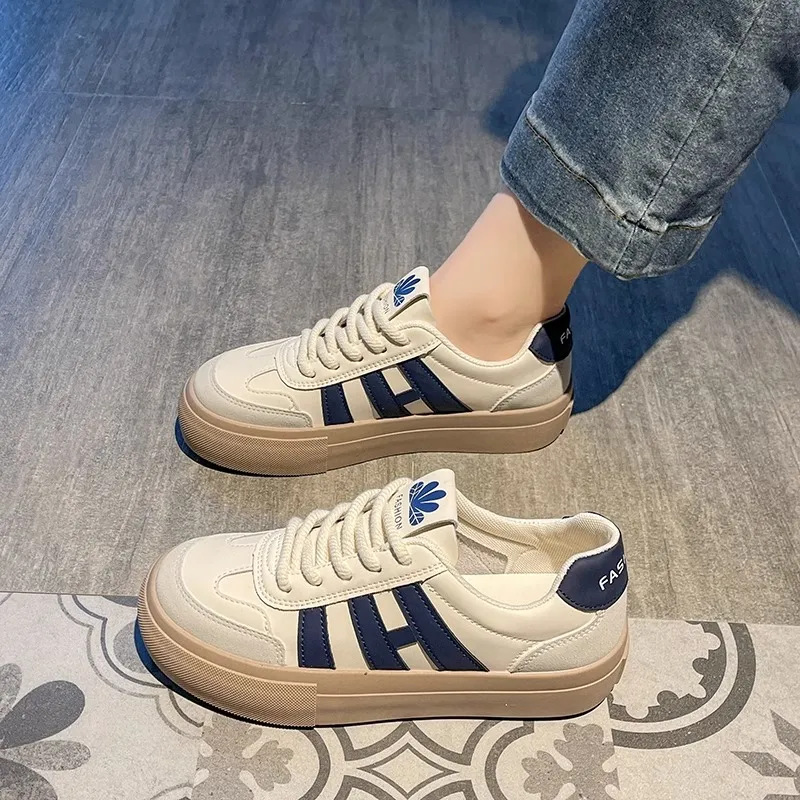 Zapatos blancos 2025 nuevo estilo de primavera y otoño nicho de diseño retro de altura de skate zapatos deportivos de moda casual