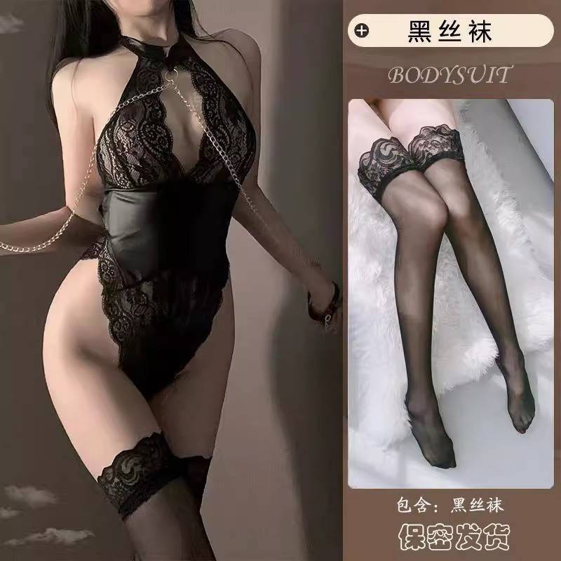 블랙 점프수트 + 체인 + 블랙 스타킹