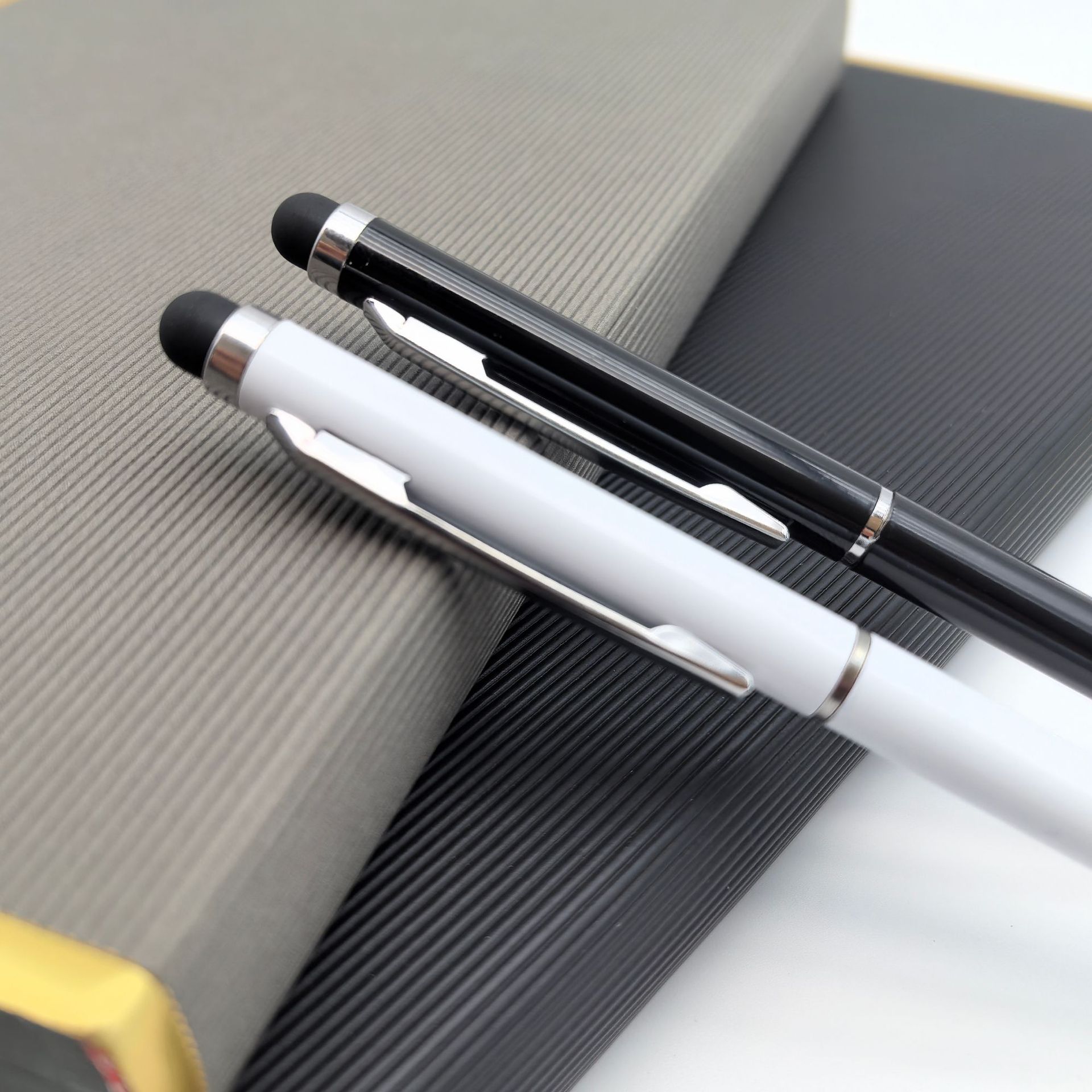 Fabricante mayorista de pluma de condensador de publicidad de metal personalizada pequeña pantalla táctil Gauss pluma de bolas de publicidad de eventos comerciales pluma de regalo