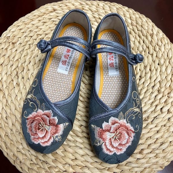 새로운 올드 베이징 천 신발 여성용 자수 신발 에스닉 스타일 얕은 엄마 신발 Hanfu 부드러운 밑창 편안한 봄과 여름 천 신발