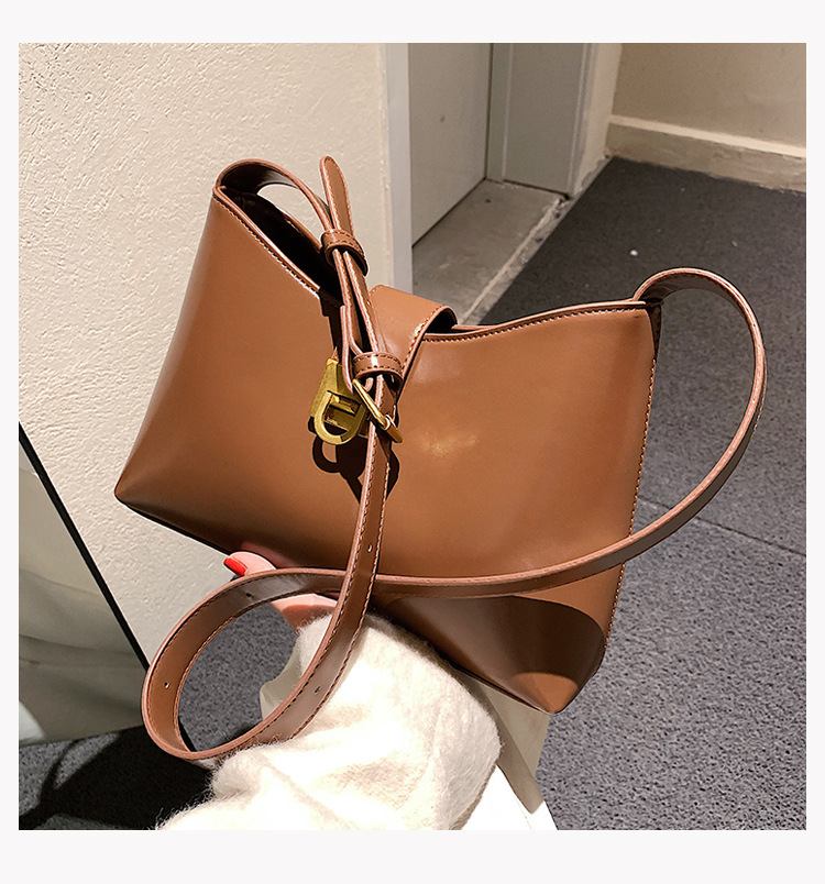 2021 New Bucket Female Bag Korean Solid Color Large-capacity Commuter Diagonal Bag display picture 52