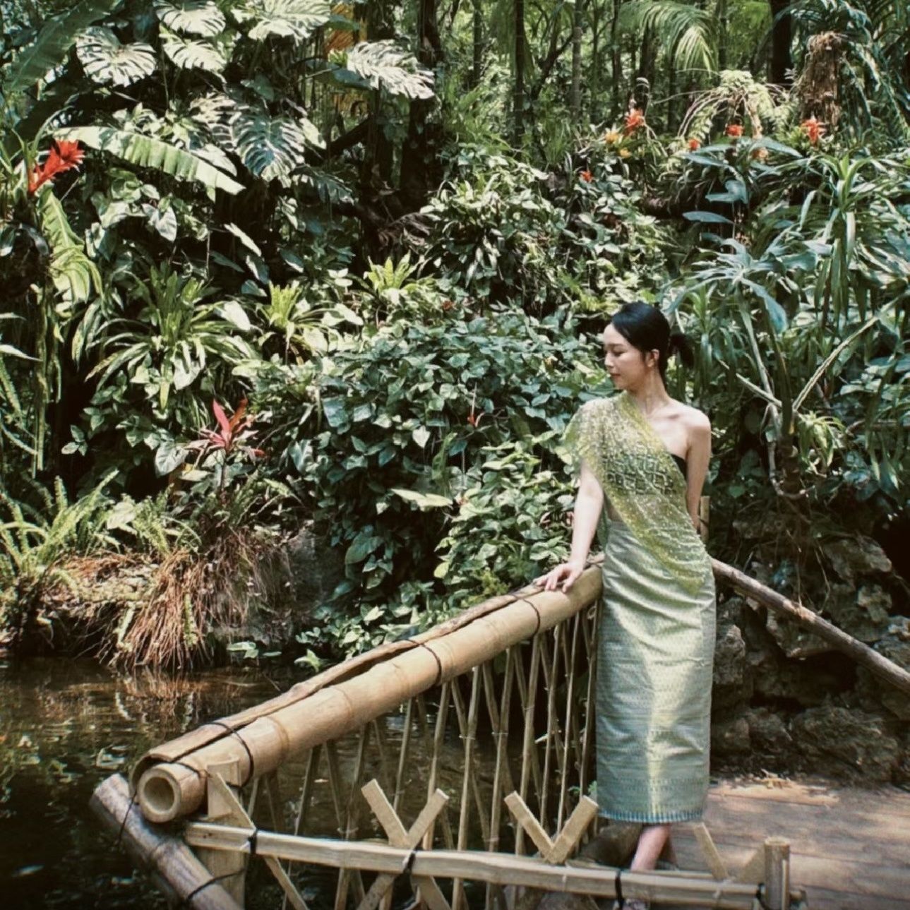 25가지 스타일의 스커트 + 튜브탑 + 숄 + 플루메리아 머리핀