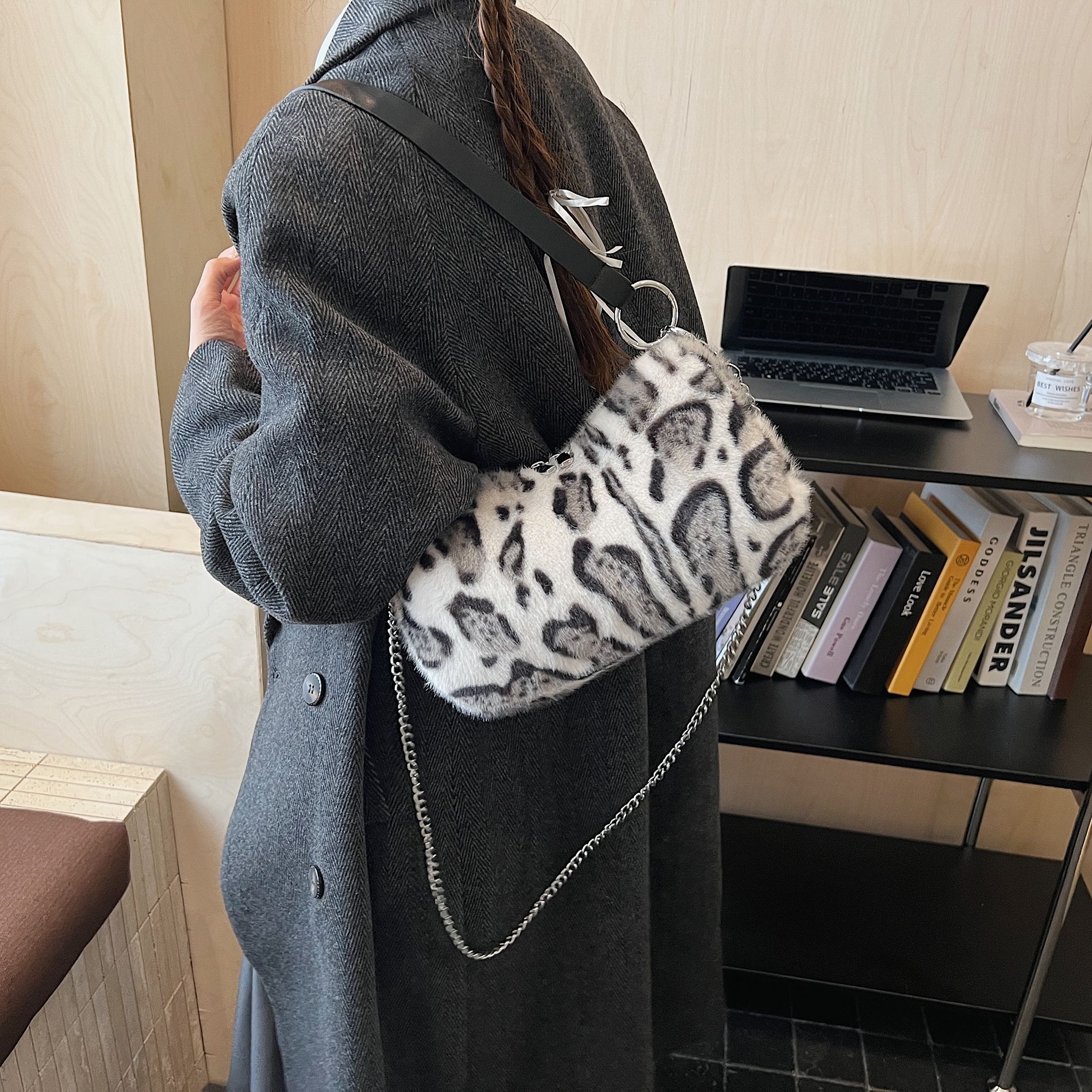 Bolso de lana para mujeres 2025, nuevo otoño y invierno bolso de cadena de lana estriado bolso de nicho de diseño de hombro bolso axilar