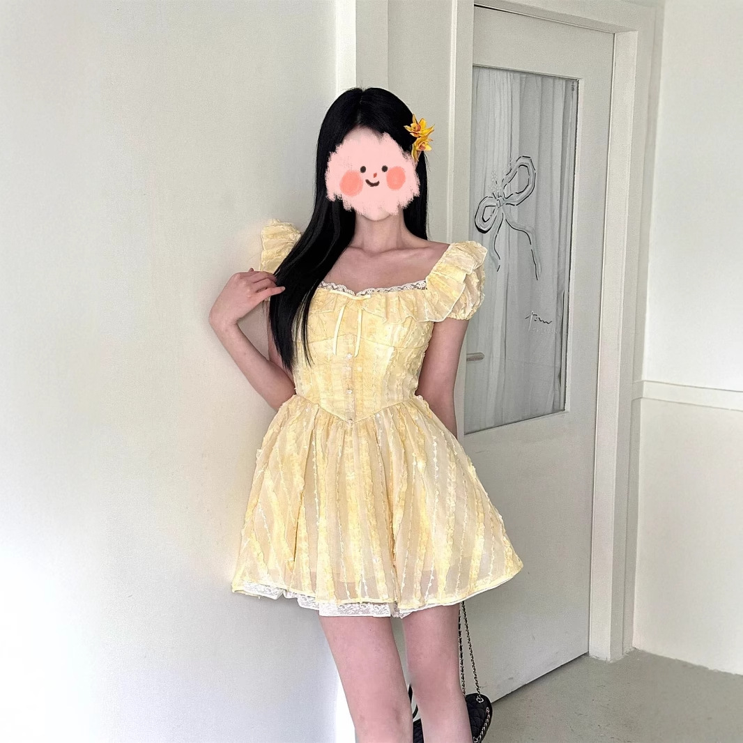 艺术生奶呼呼短裙女2025年夏纯欲风蕾丝黄色方领泡泡袖蓬蓬连衣裙