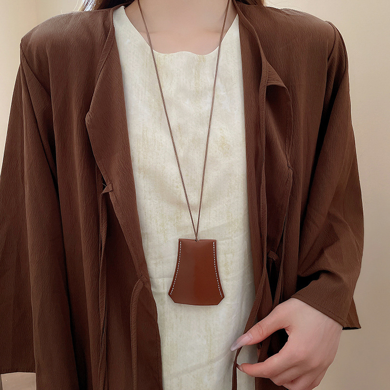 Estilo retro de Hong Kong cuerda de cuero artificial bolso pequeño collar moda todo-fósforo cadena de suéter de media luna fuera de la calle joyería de alta gama mujer