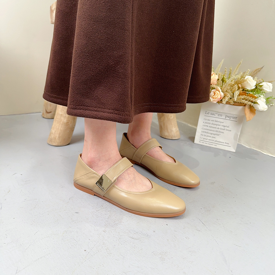 Solid color low shoes low-cut with a strap