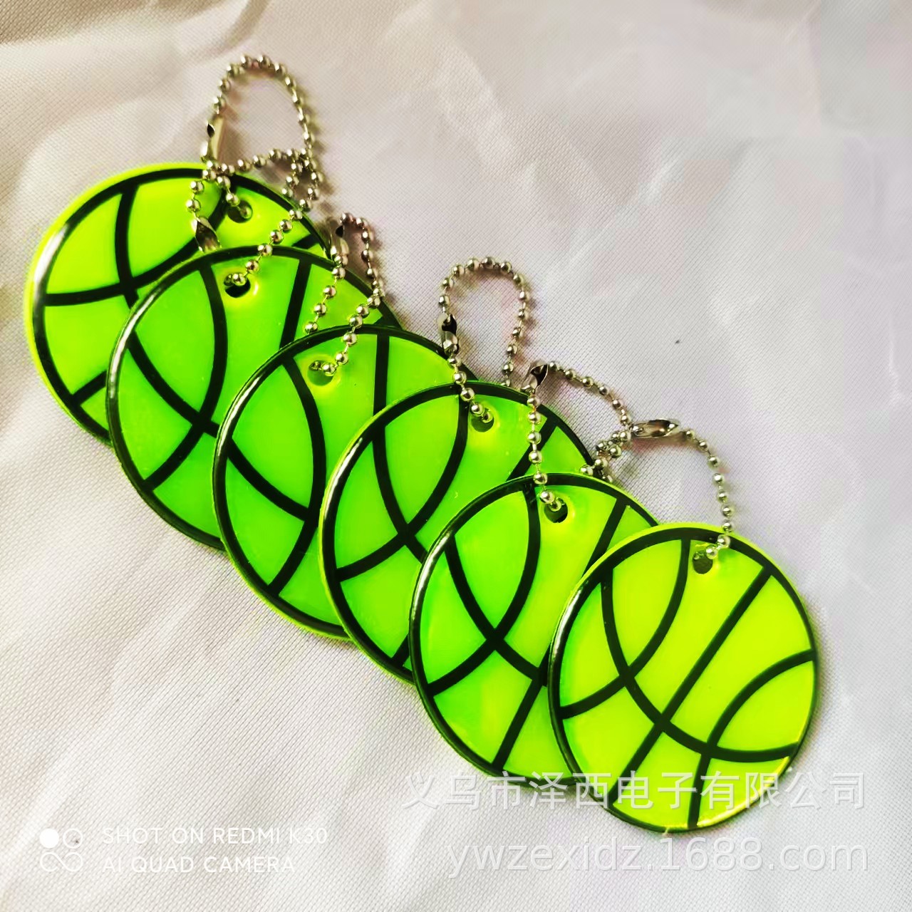 Estrictamente seleccionado 5 cm sonriente estrella de cinco puntas fútbol mariposa colgante reflectante pvc noche llavero mochila colgante