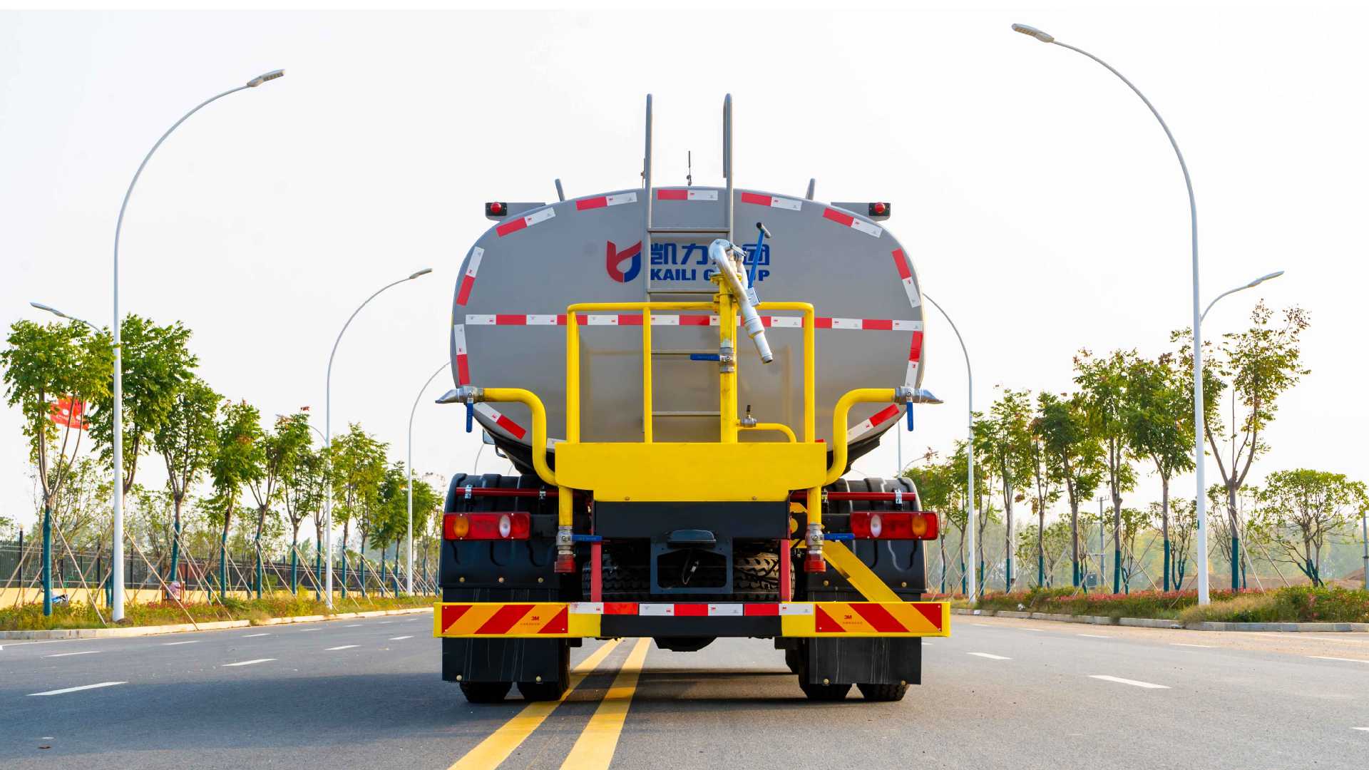 Dongfeng Tianjin Sprinkler Truck Municipal Sanitation Bidding Special Vehicle National Vi 12 Cubic Meter Sprinkler Truck Water Spraying Manufacturer