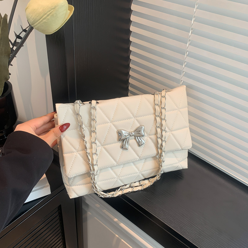 Bolso de cadena de diamantes bolso de mensajero femenino 2024 nuevo estilo de verano de gran capacidad color sólido estilo occidental pequeño bolso cuadrado de un solo hombro