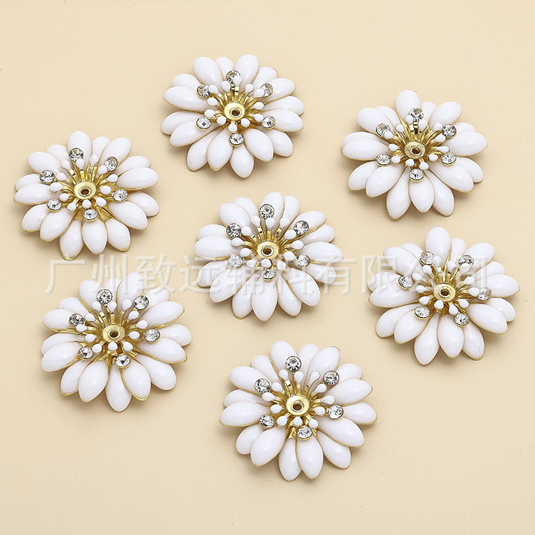 Fábrica de fabricación blanca pequeña cinturón de costura de mano perforación de aleación de goteo de pegamento flores prendas de vestir ornamentación de cabello accesorios de ropa DIY accesorios
