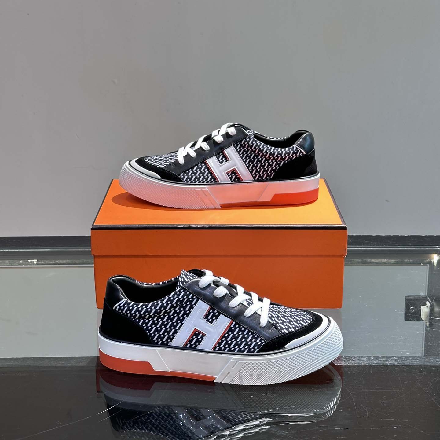Sapatos esportivos casuais masculinos europeus de sola grossa de couro genuíno na moda tênis versáteis leves e confortáveis ​​sapatos brancos