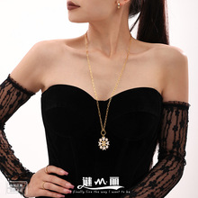 谜丽锆石滴油浪漫圣诞雪花吊坠项链不锈钢毛衣链欧美风时尚搭配