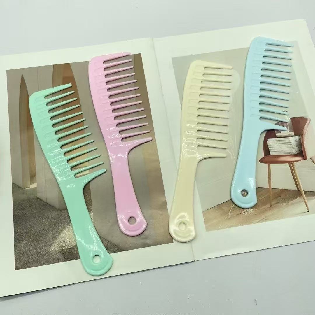 Расческа с большими зубьями светлого цвета