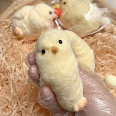 ネットの赤い解凍の小さいニワトリの子のつまみの楽しみはQ弾のぬいぐるみのひよこの減圧のおもちゃを弾きます。