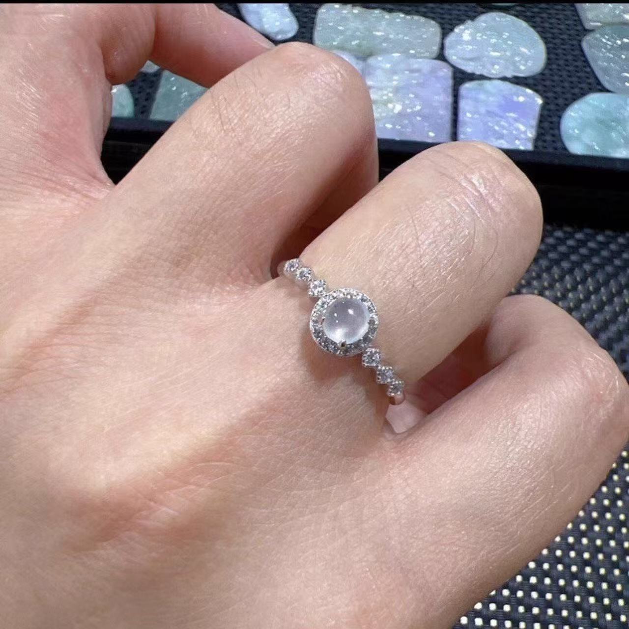 Neuer, heiß begehrter Xiaohongshu-Ring aus hochwertigem Chalcedon mit offener Eisblume und Volldiamanten – modischer, künstlerischer und trendiger Schmuck_voghion.com