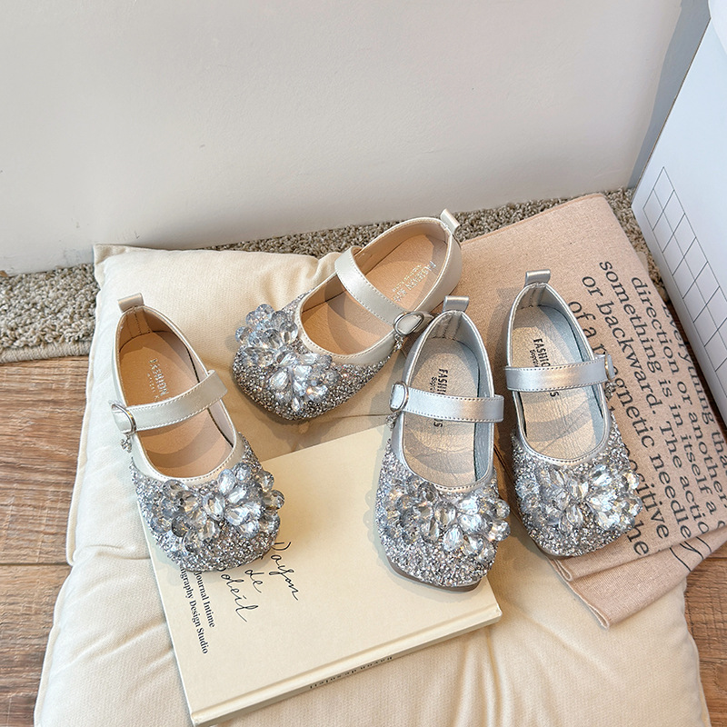 Zapatos de cuero para niñas 2025 primavera y otoño nuevos zapatos de espectáculo infantil para niñas zapatos de arco suaves zapatos de diamante princesa de moda