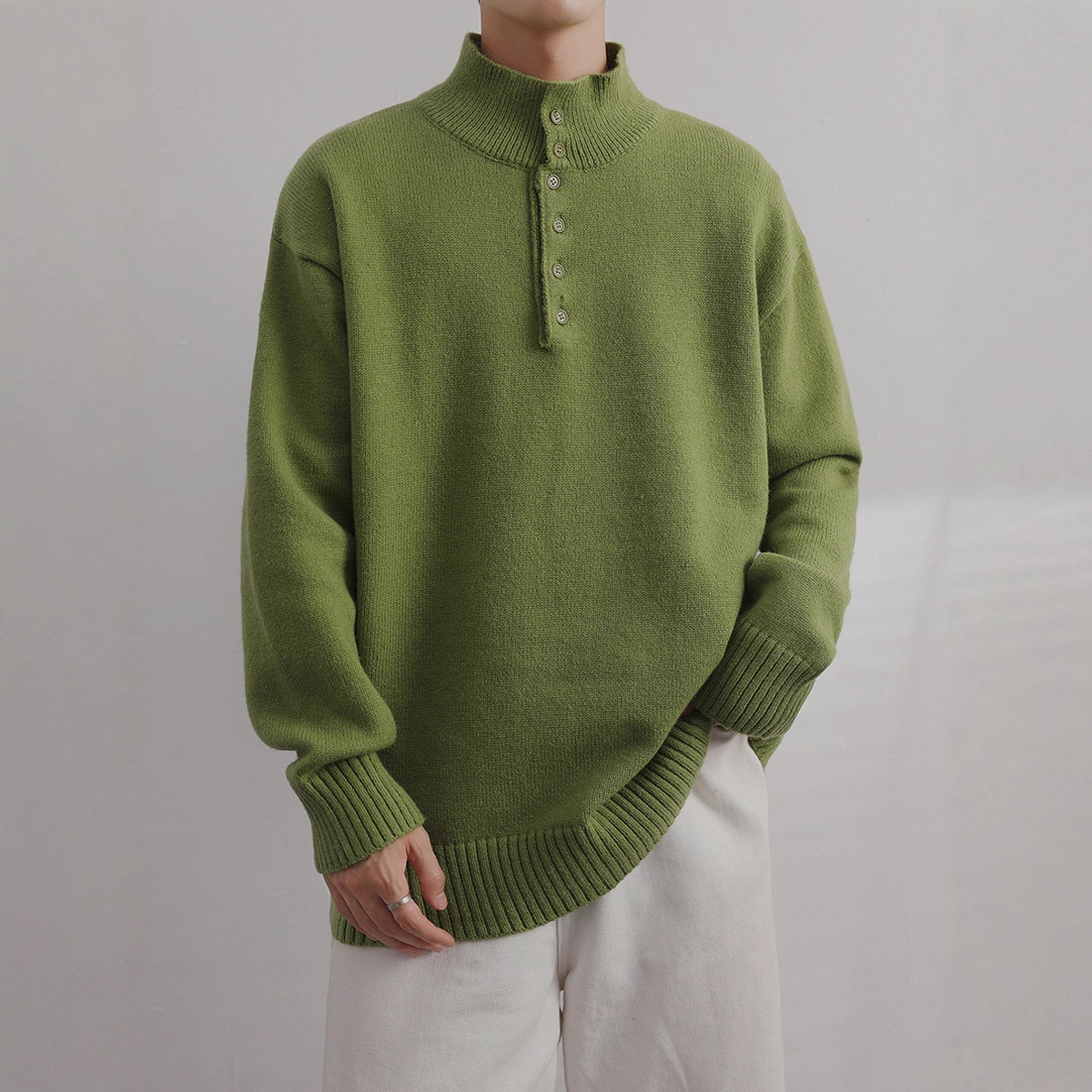 Medio cuello alto 2025, otoño y invierno, camiseta de punto de color sólido, diseño de cuello de botón, suéter de personalidad, chaqueta suelta para hombres