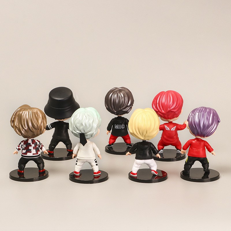 Dos generaciones de siete grupos juveniles hechos a mano animación alrededor de juguetes de dibujos animados muñecas pastel decoración