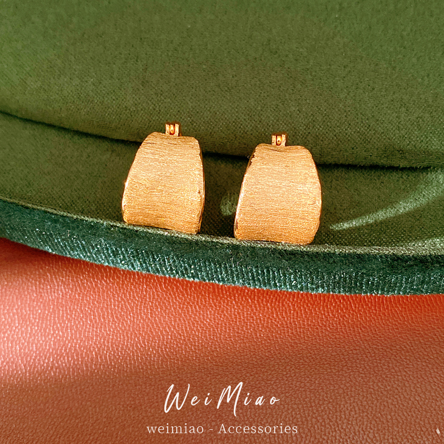 18 quilates de oro real chapado en alambre dibujado pernos de orejas redondos estilo minimalista personalidad de moda pendientes de orejas de lujo ligero de alto nivel