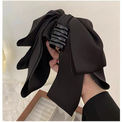 正面から見れます黒い大きな蝶結びの髪飾りはフランス式の優雅なヘアピンです。