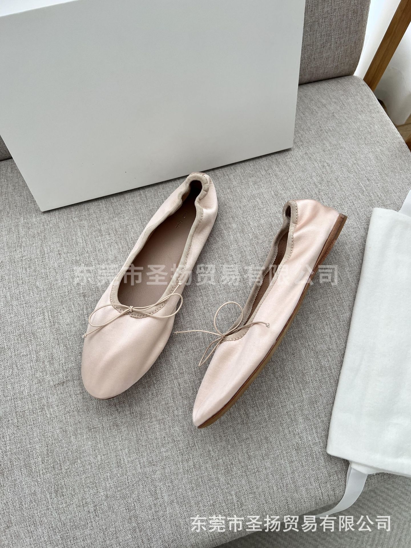 핑크 실크 모델