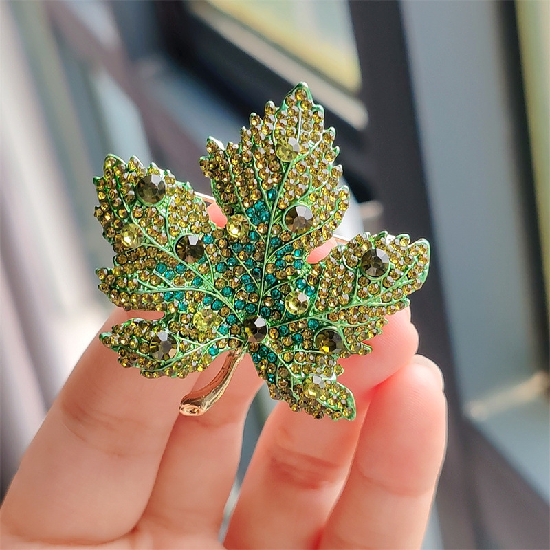 Vintage Style Maple Leaf Alloy Plating Inlay Rhinestones Women's Brooches display picture 3