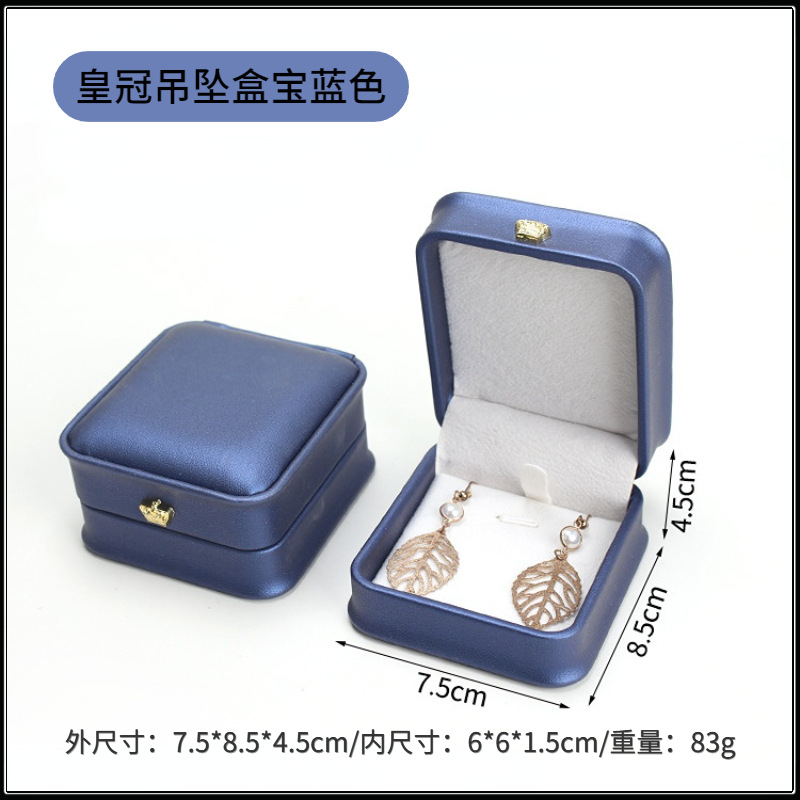 로얄 블루 펜던트 박스, 싱글