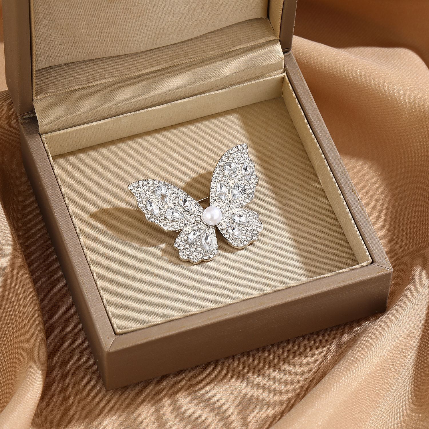 Broche papillon en perle et strass accessoire de mode_voghion.com