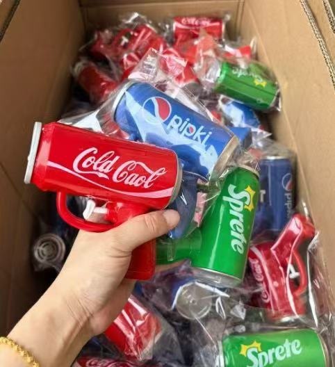 子供の屋外で水を打つのは神器の小さい水鉄砲の子供のおもちゃです。|undefined