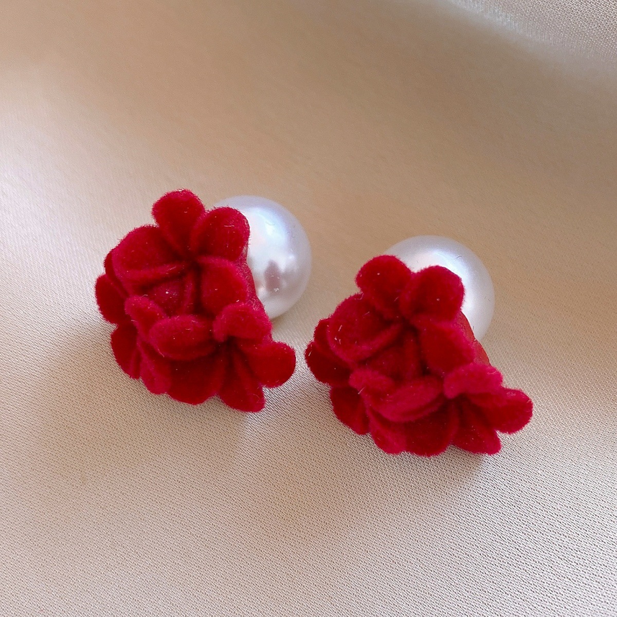 2025 nuevos pendientes de flores pequeños, frescos y simples, moda de lujo ligera, pendientes de celebridades de Internet de todo fósforo, pendientes al por mayor