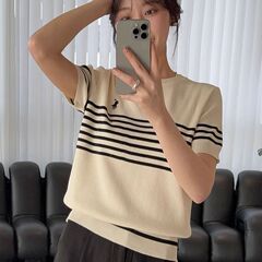 夏の薄いストライプの修身の短いtシャツの女性の半袖のネットの赤いinsの超火の氷の糸の底のニットの上着のファッション