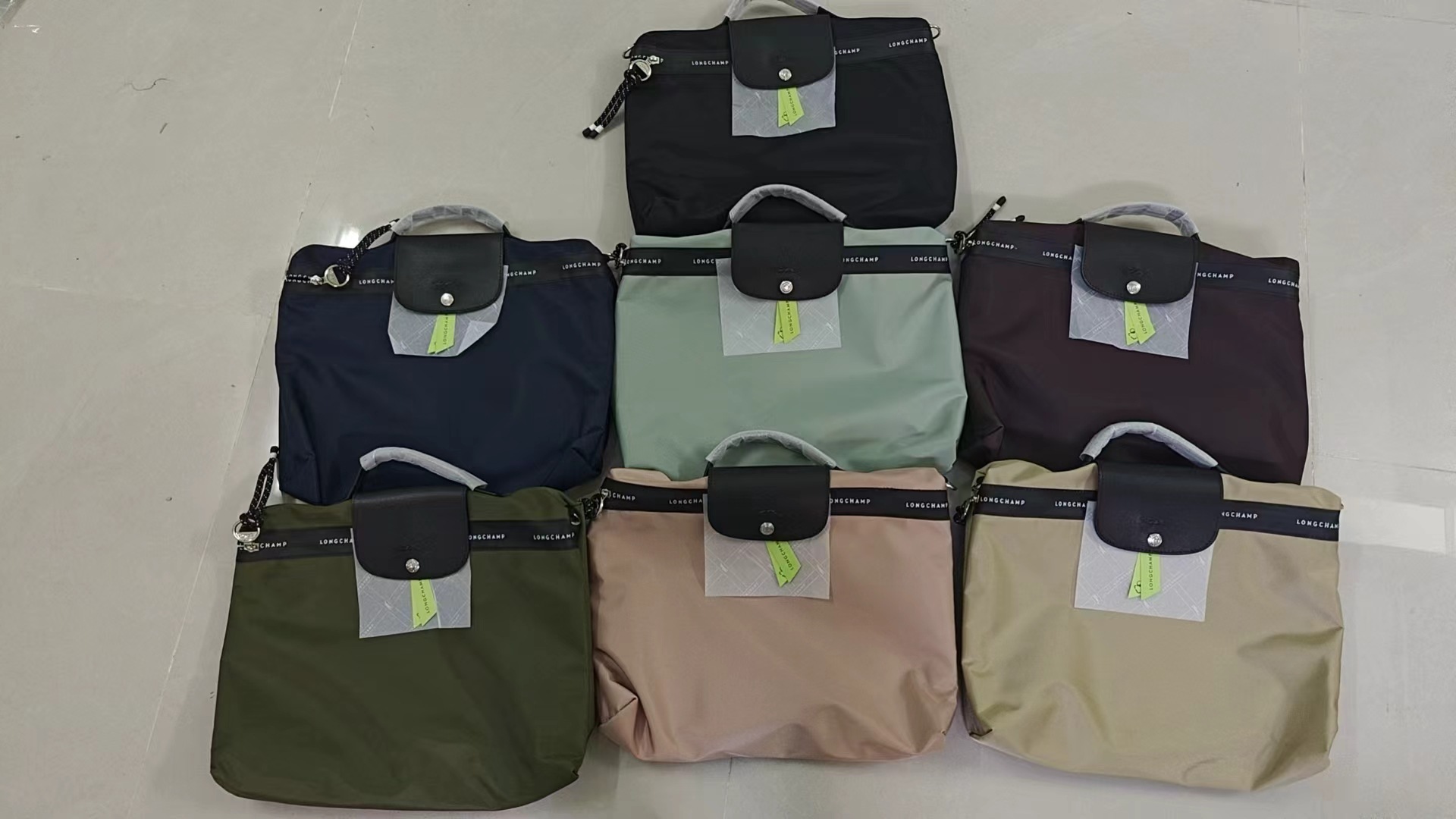 En clay color computer bag