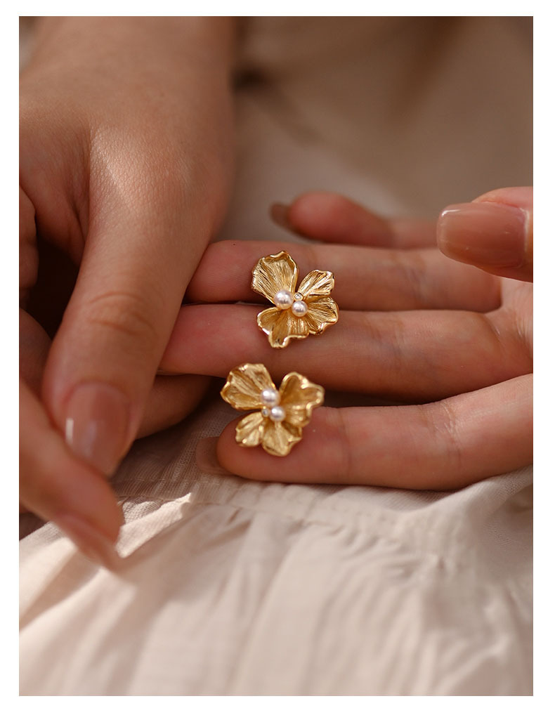 1 Pair Retro Flower Plating Copper Artificial Pearls Zircon Gold Plated Ear Studs display picture 3