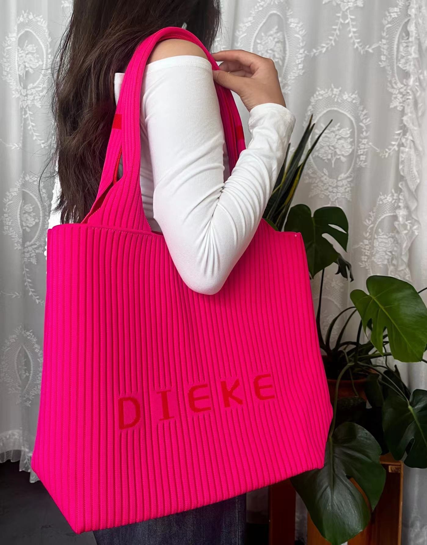 The new large-capacity fly-woven bag with louvers and letters is a portable and fashionable handbag that can be worn on one shoulder Item Picture