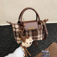 超火小众格子毛呢包包女2025新款精致百搭斜挎包撞色手提包饺子包