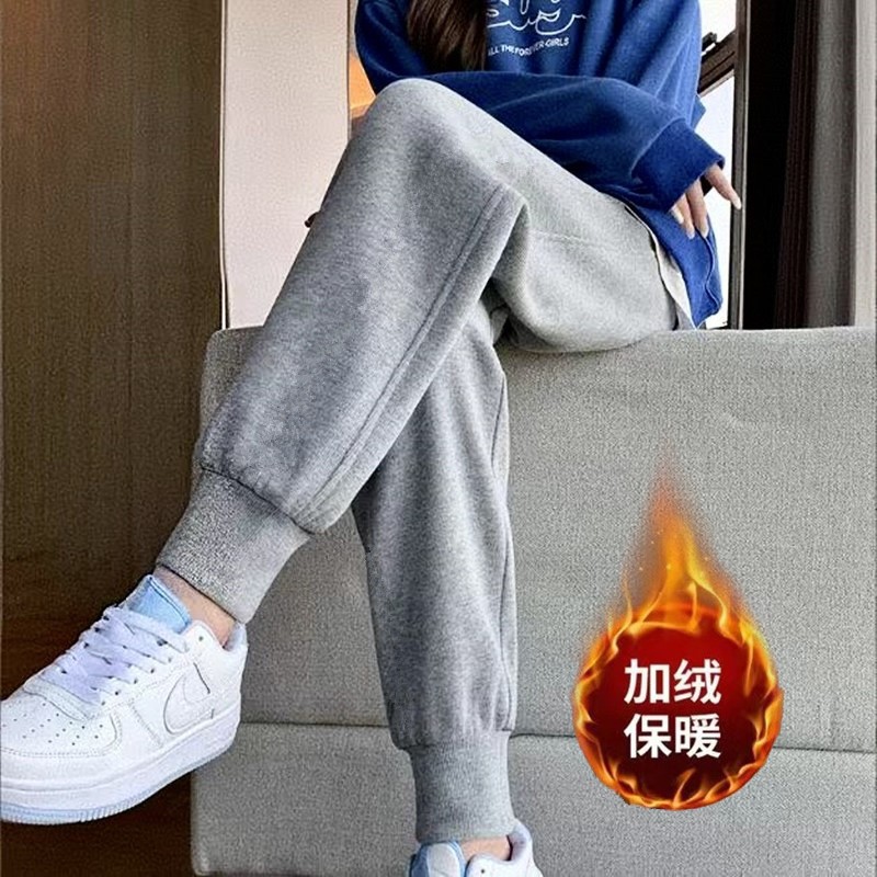 솔리드 컬러 스크류 그레이 팬츠와 벨벳