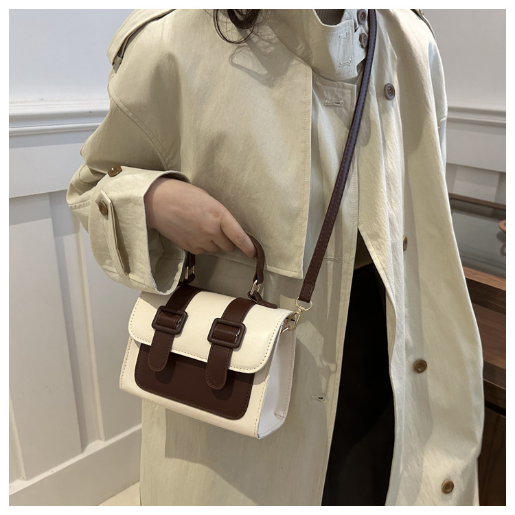 A new 2024 trendy and retro single-shoulder crossbody small square bag for girls, a niche British-style handbag undefined