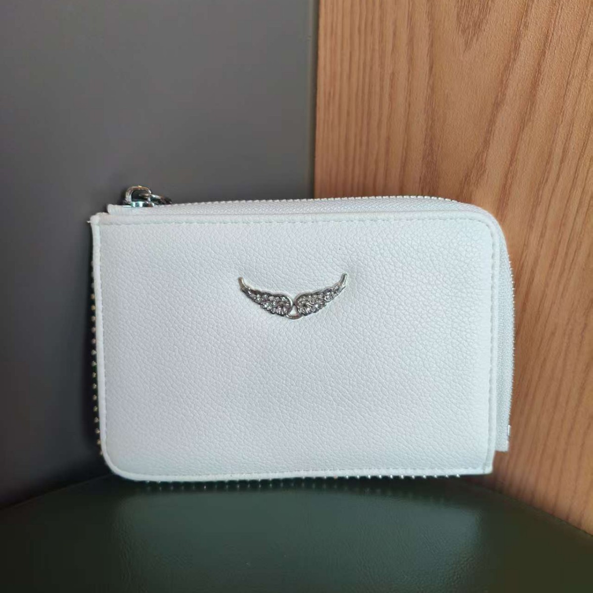 Bolso de cuero cruzado con alas y cadena, estilo negro