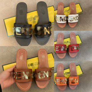 �羳F�ҷ��޳���һ����Ь��ĸ�����F����Ь�r��Ůins��Ů�L����