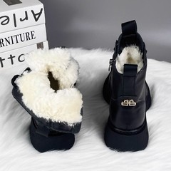 爆発的なマーティンブーツの女性の洋気の新しい秋冬のベルベットのファッションの厚い底の英倫風のショートブーツは高くなって美ラードのブーツを高めます。