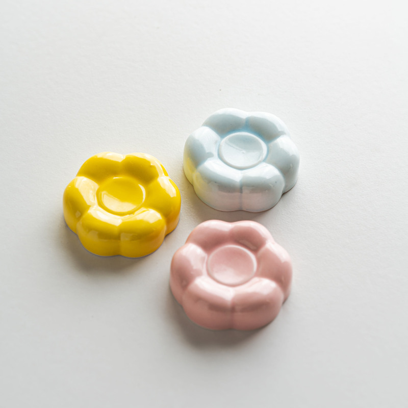 Wholesale Solid Ceramic Rotating Base Flower Stand, High-Temperature Resistant, Cute Stress-Relief Rotating Accessory Wholesale Solid Ceramic Rotating Base Flower Stand, High-Temperature Resistant, Cute Stress-Relief Rotating Accessory