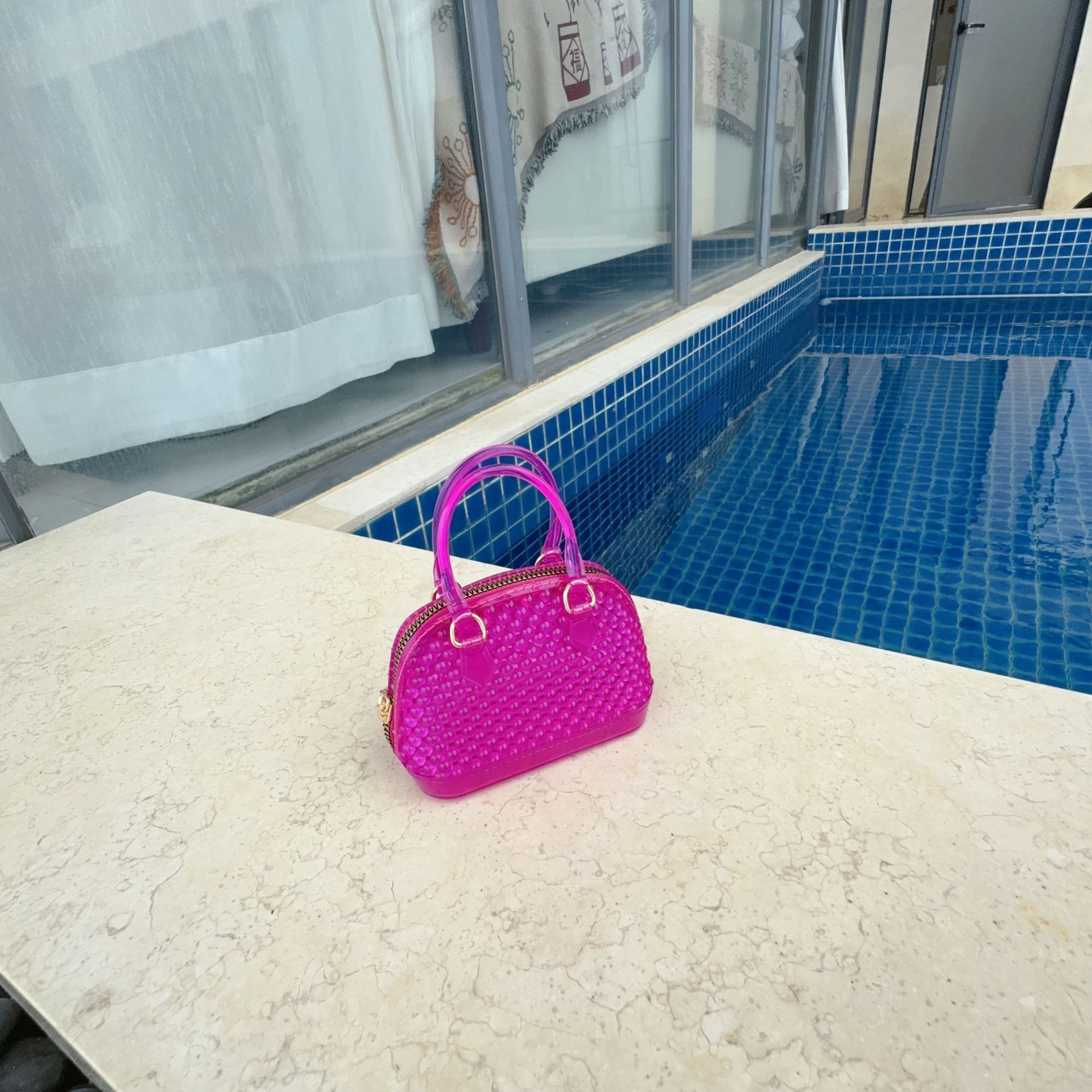 투명한 로즈 레드