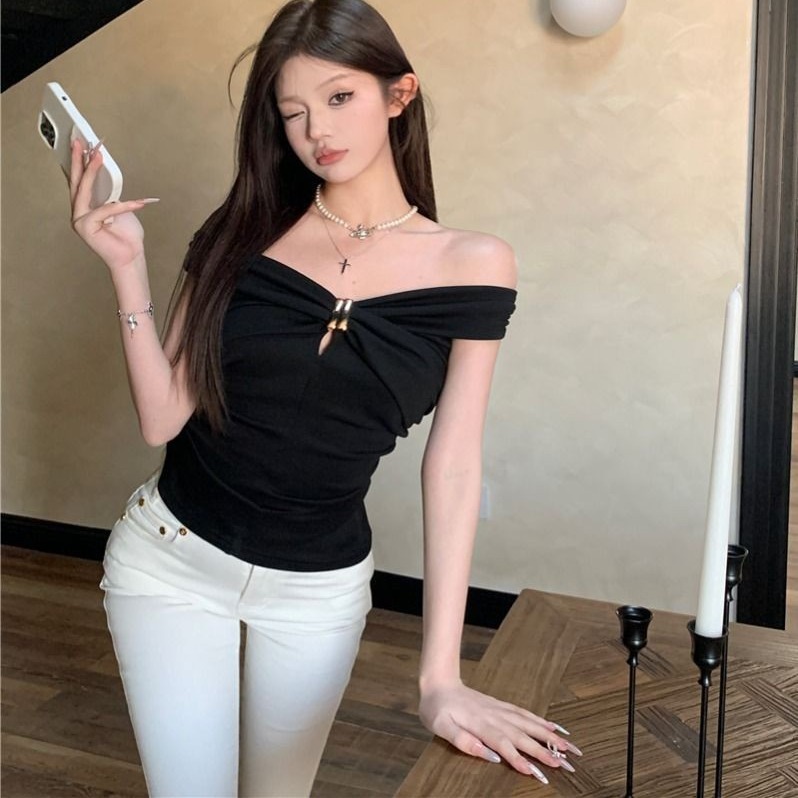 Design fitted elegant sexy T-shirt