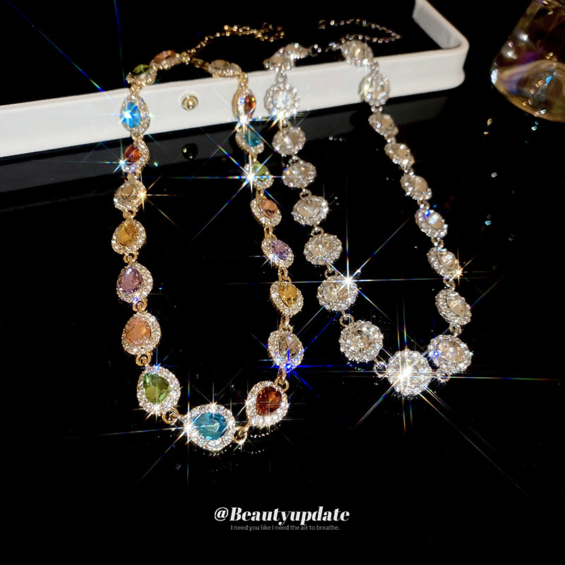 Collar de color con incrustaciones de diamantes de gota de agua vintage retro cadena de clavícula de lujo ligero collar de estilo palacio femenino