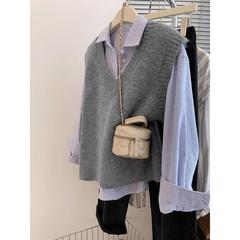 Vネックのセーターのベスト女性は秋冬にシャツを重ねてニットベストを着ます。
