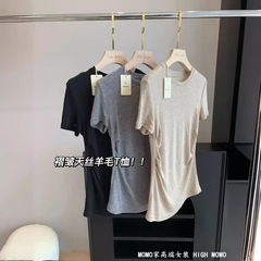 天糸ウールtシャツの不規則なしわは腰の丸首の半袖の女性の純色のカジュアルな底の上着の春夏2024を収めます。