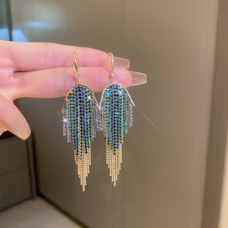 Agujas de plata transfronterizas flores de zircón aretes de bordillo estilo de moda pernos de auriculares lujosos de alto nivel de diseño de auriculares nicho