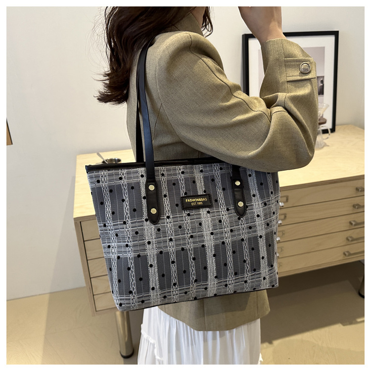 Fashionable large-capacity tote bag for women, new autumn 2024 collection, casual retro single-shoulder bag, commuter handbag, cross-border bag undefined